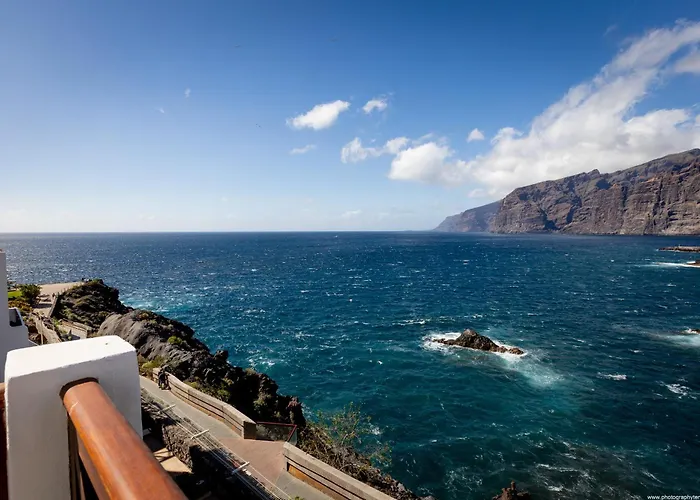 Acantilados De Gigantes Puerto de Santiago (Tenerife)