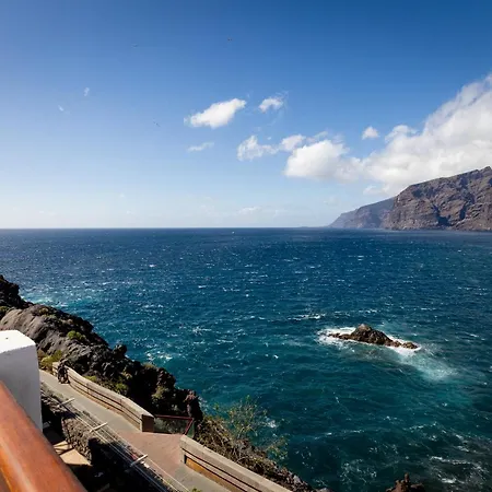 Acantilados De Gigantes Puerto de Santiago (Tenerife)